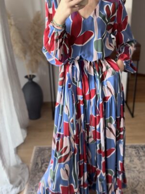 Sukienka Lozanna MAXI niebieska w czerwone kwiaty