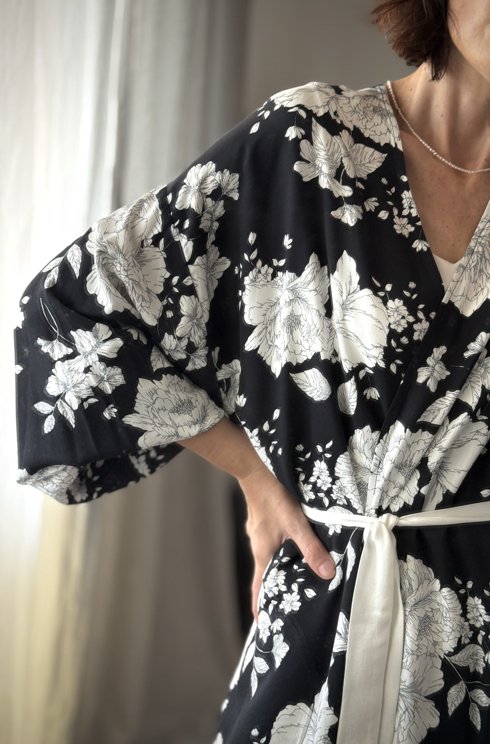 Kimono Inari drobne czarno białe kwiatki - obrazek 7