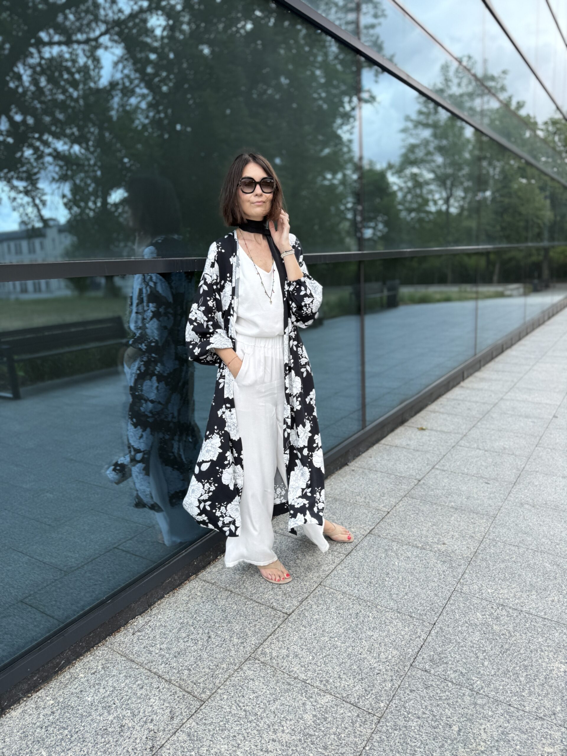Kimono Inari drobne czarno białe kwiatki - obrazek 3