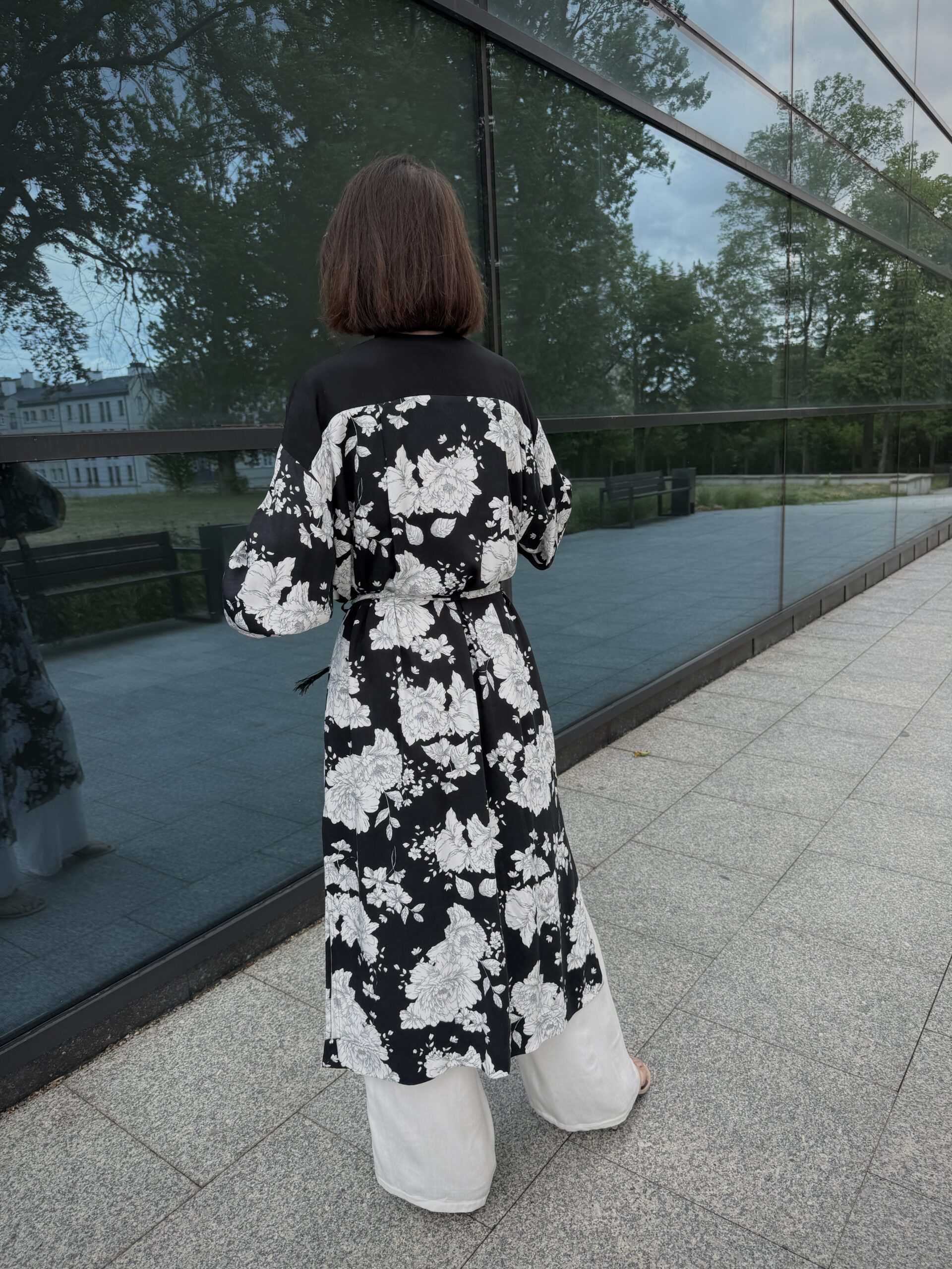 Kimono Inari drobne czarno białe kwiatki - obrazek 6