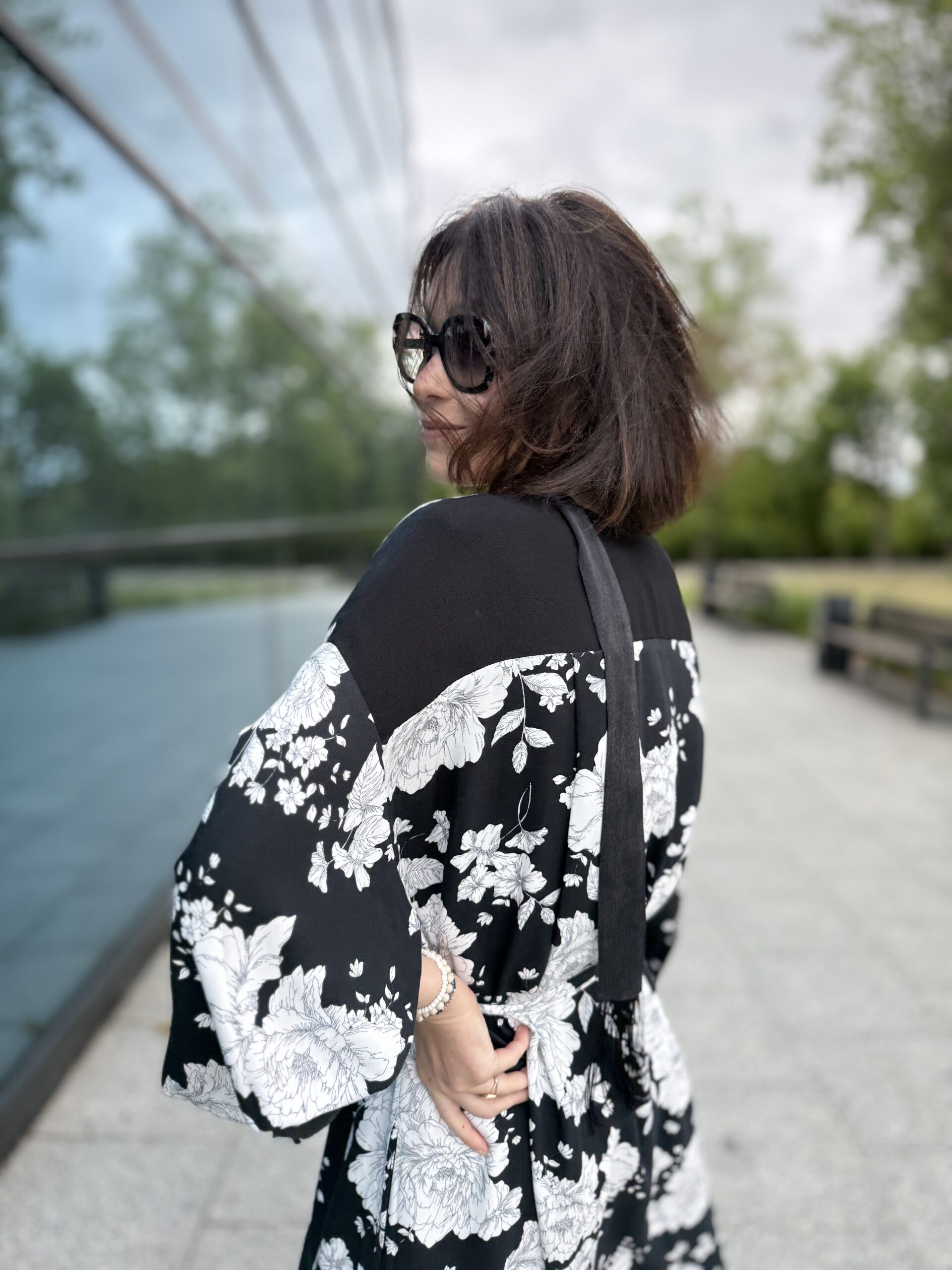 Kimono Inari drobne czarno białe kwiatki - obrazek 2