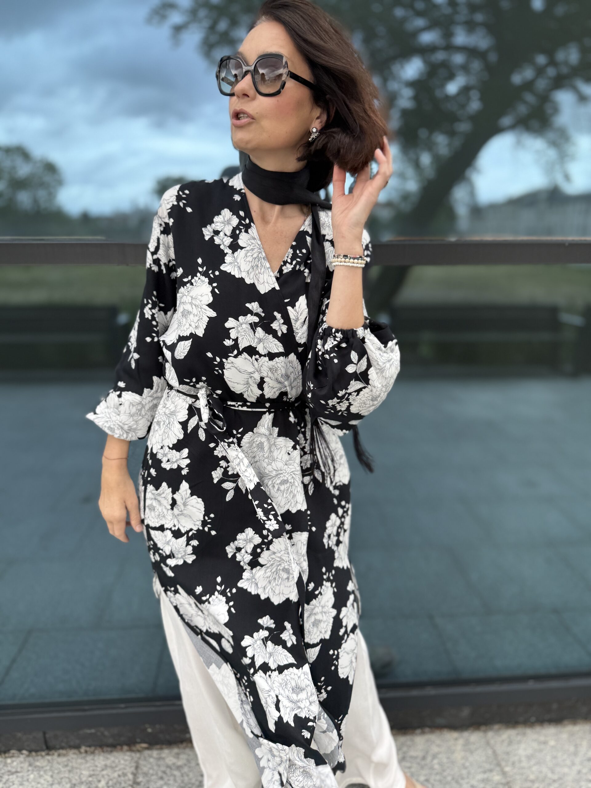 Kimono Inari drobne czarno białe kwiatki - obrazek 4