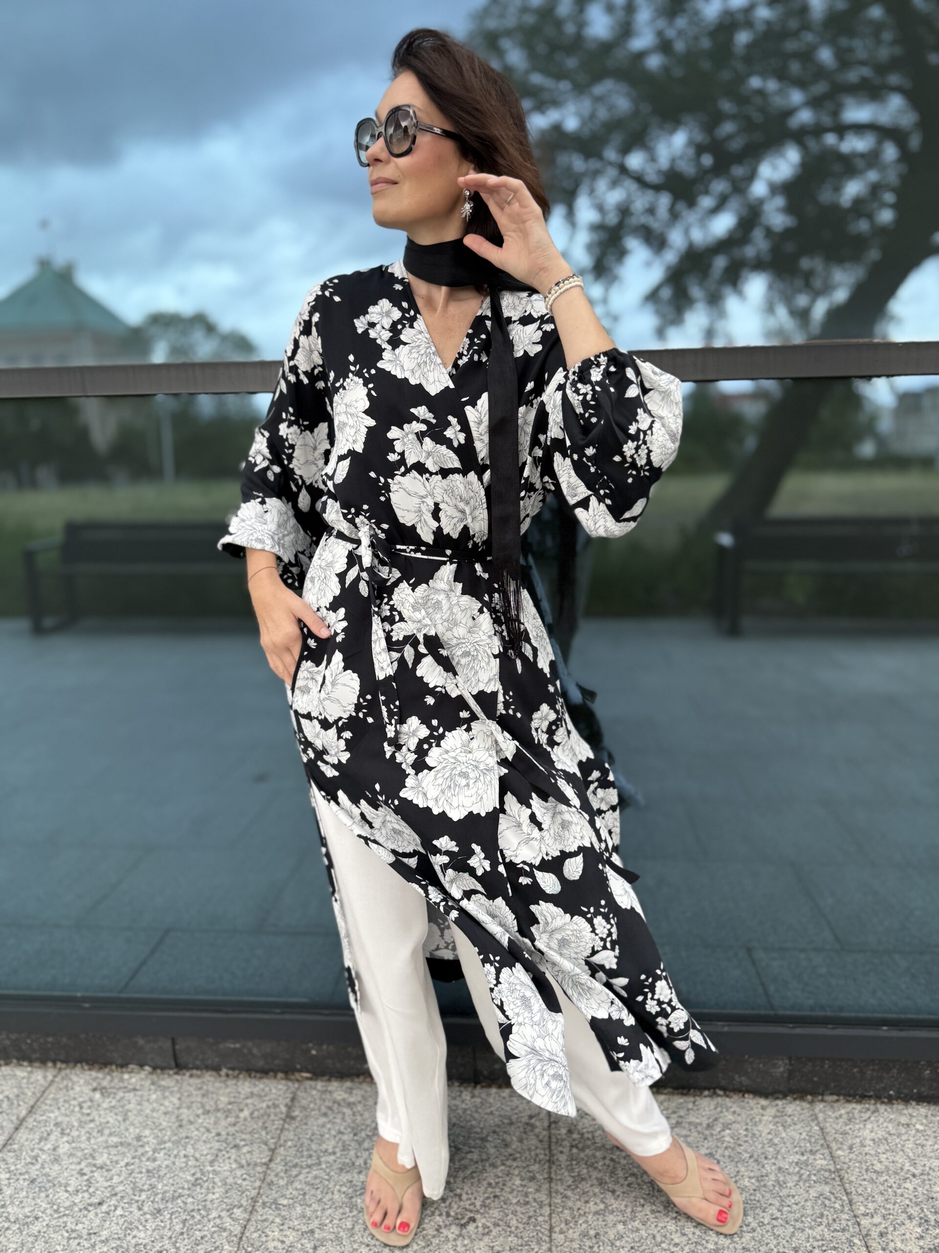 Kimono Inari drobne czarno białe kwiatki